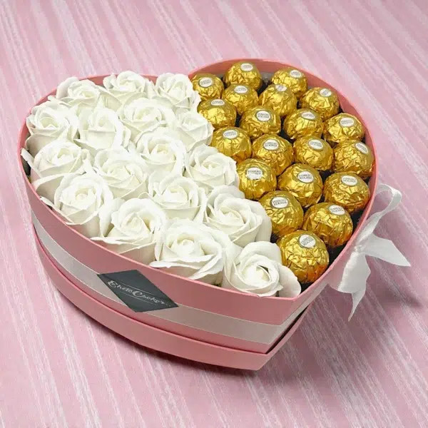 Extra szív box - Ferrero + fehér rózsa